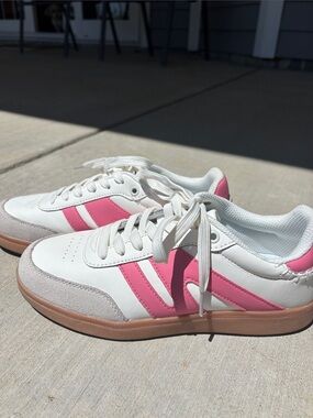 White Low-Top Sneakers with Pink Accents